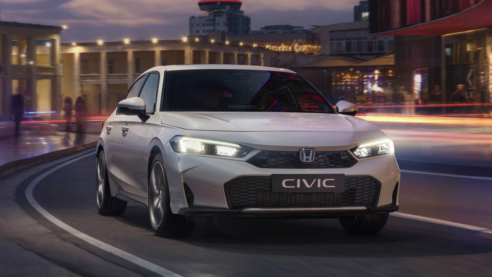 Civic Hybrid v meste, na ceste, za úsvitu