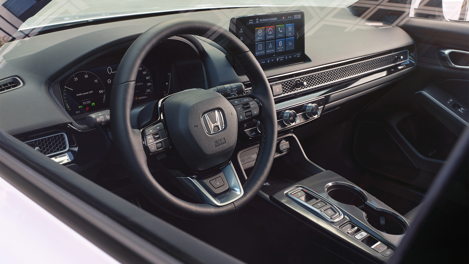 Pohľad z uhla na interiér hybridného modelu Honda Civic so zameraním na volant.
