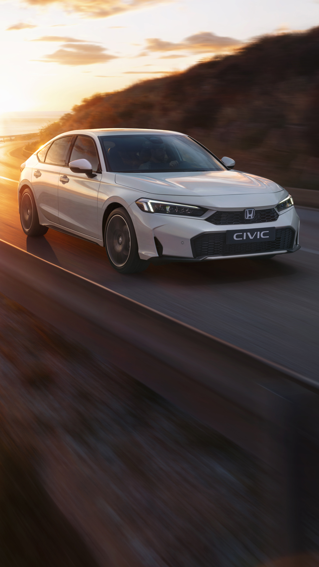 Honda Civic Hybrid jazdiaca po diaľnici