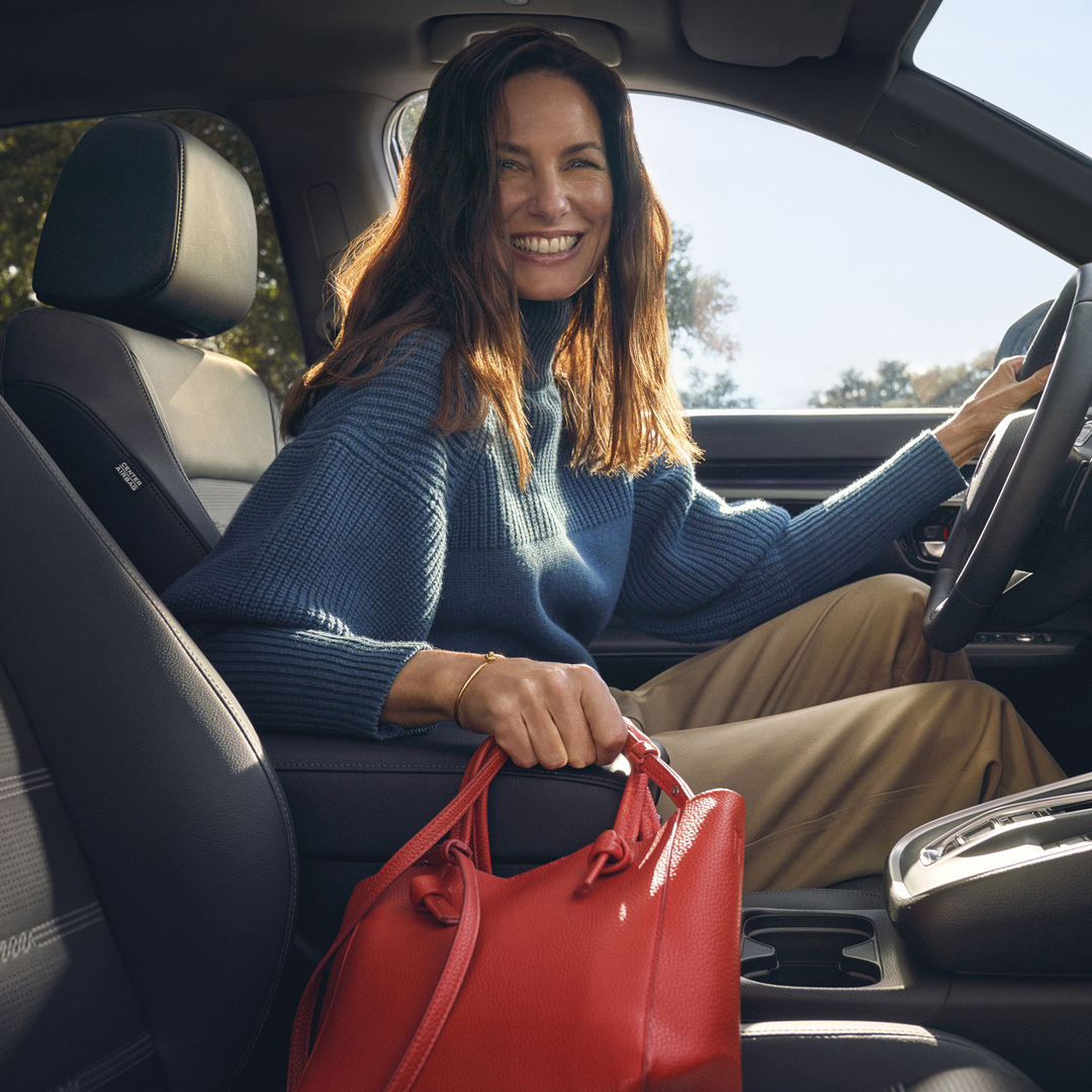 Detailný záber interiéru vozidla Honda CR-V Hybrid zobrazujúci odkladací priestor v lakťovej opierke.