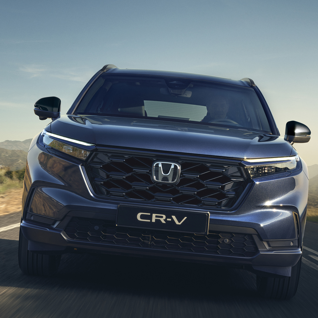 Pohľad spredu na model Honda CR-V Hybrid v horách.