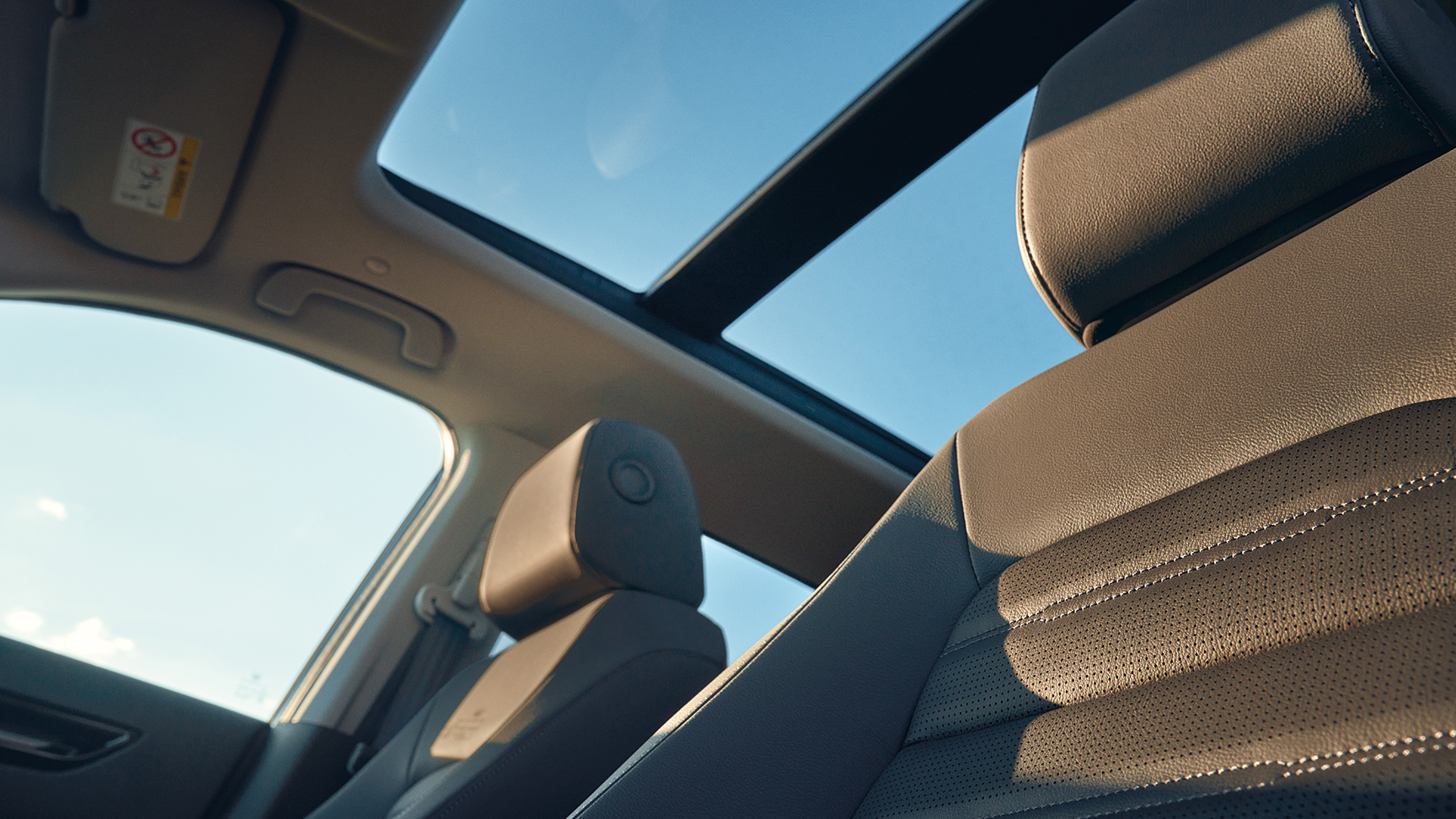 Detailný záber na panoramatickú strechu modelu Honda CR-V.
