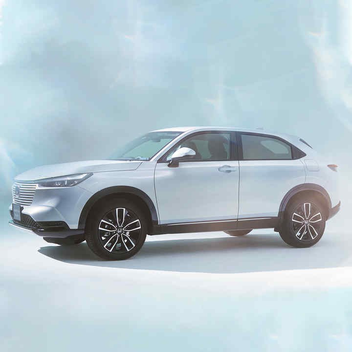 Trojštvrťový záber spredu na model HR-V v štúdiu