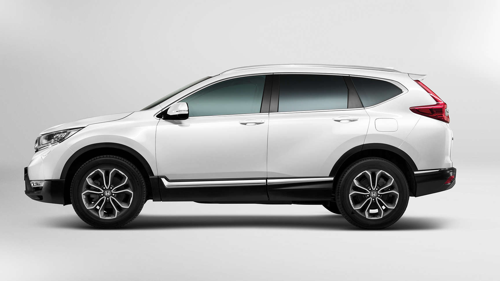Záber zboku na model Honda CR-V v štúdiu