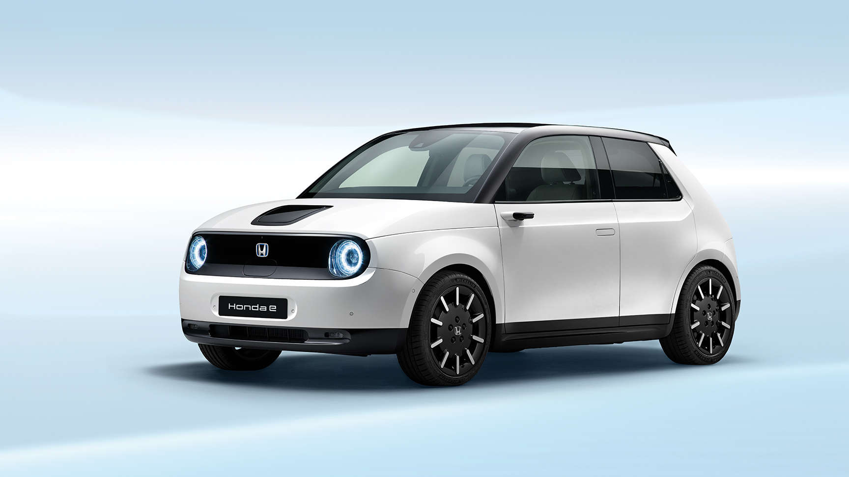 Trojštvrťový záber spredu na model Honda e v štúdiu