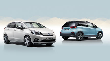 Trojštvrťový záber spredu na model Honda Jazz a zozadu na model Jazz Crosstar v štúdiu