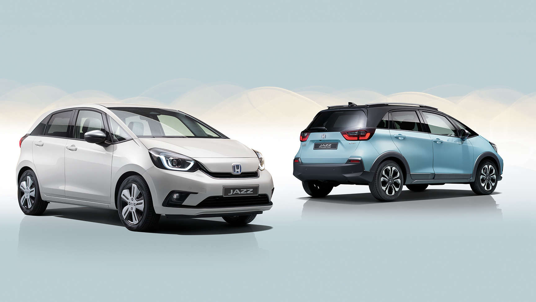 Trojštvrťový záber spredu na model Honda Jazz a zozadu na model Jazz Crosstar v štúdiu