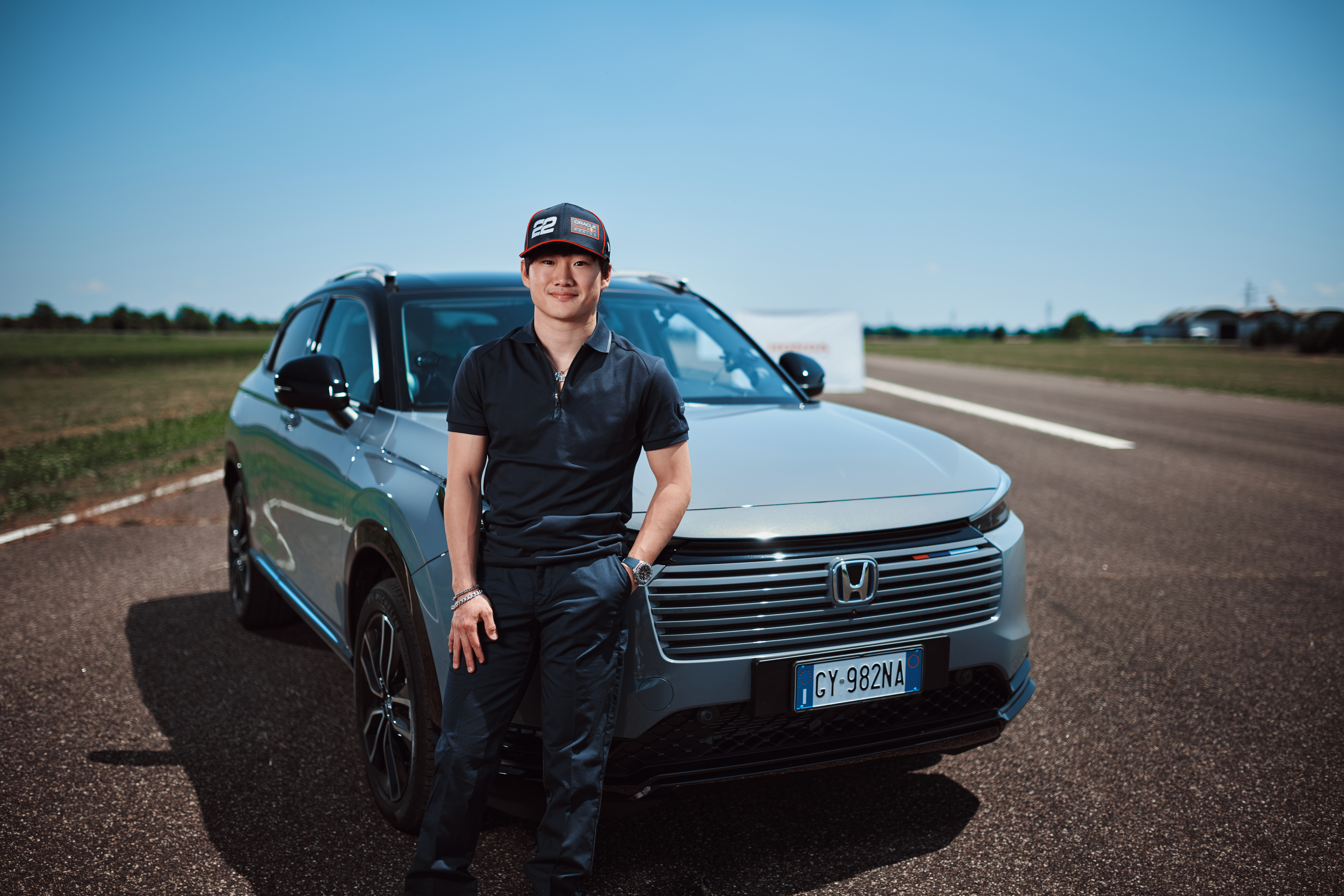 Yuki stojí vedľa prednej mriežky HR-V