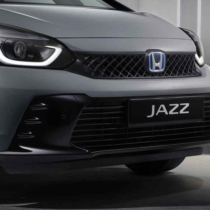 Detail prednej časti vozidla Jazz Hybrid.