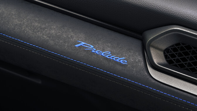 Vyšité logo Prelude.