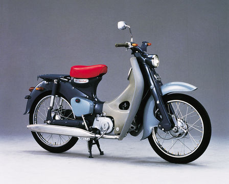 Pohľad spredu na model Honda Super Cub.