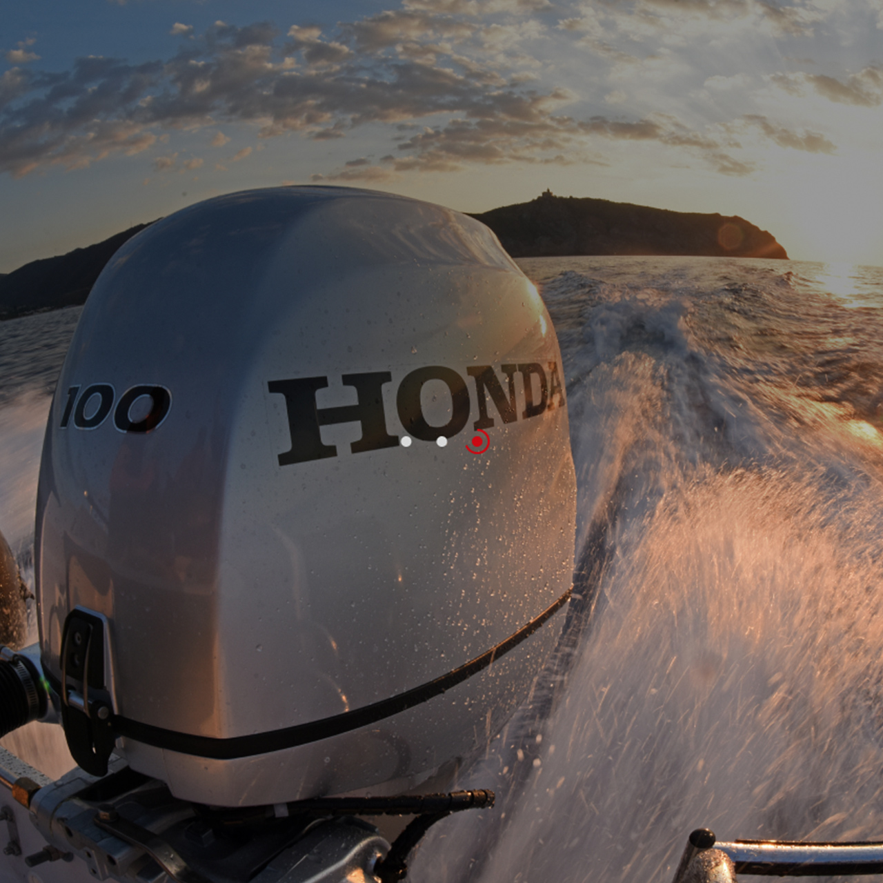 Detailný záber na motor BF80-100 na mori.