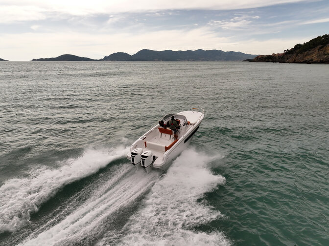 Letecký záber na loď pri plavbe po mori.