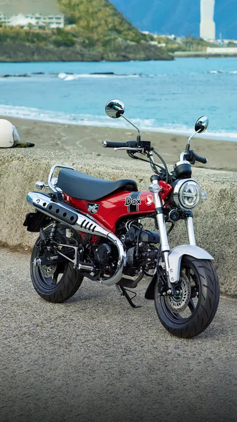 Honda Dax 125 s pobrežím na pozadí