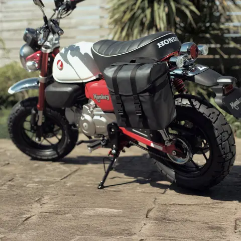 Trojštvrťový pohľad zozadu na model Honda Monkey 125