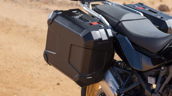 Detailný záber na bočný kufor modelu Honda Africa Twin