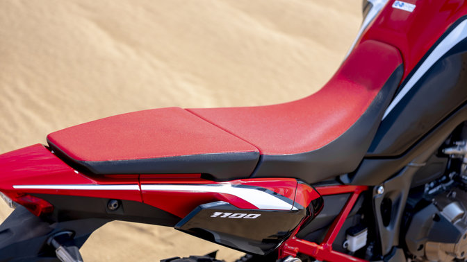 Detailný záber na sedadlo modelu Honda Africa Twin
