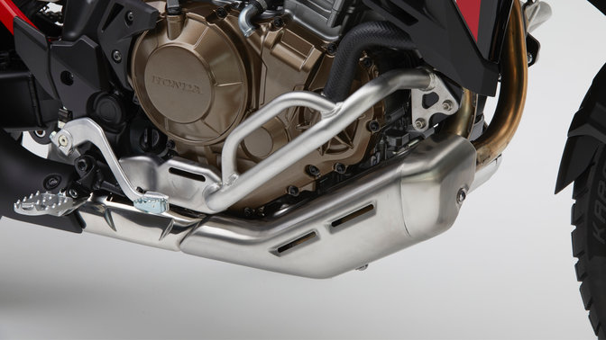 Detailný záber na bočný rám modelu Honda Africa Twin