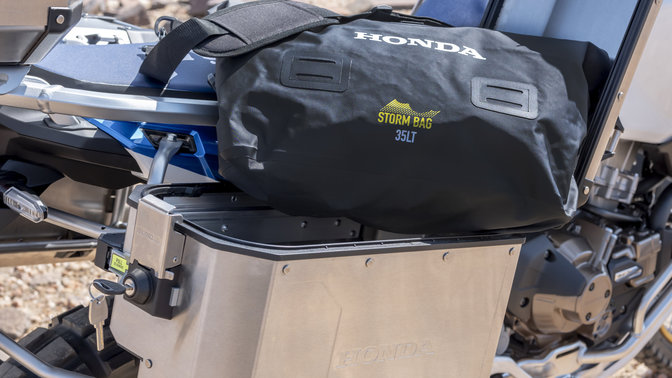 Detailný záber na horný kufor modelu Honda Africa Twin