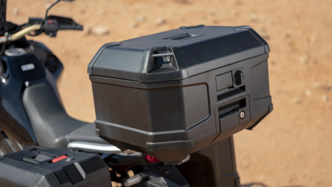 Detailný záber na horný kufor modelu Honda Africa Twin