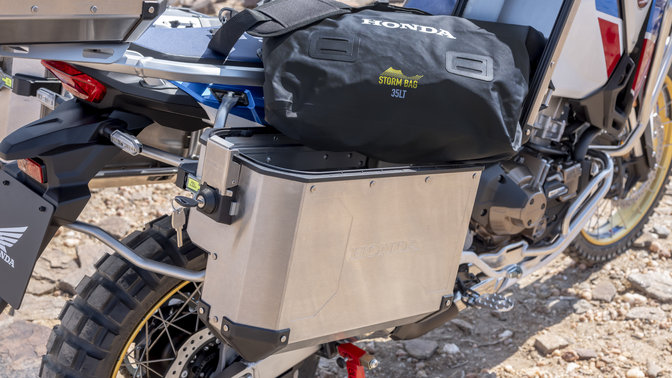 Detailný záber na bočný kufor modelu Honda Africa Twin Adventure Sports