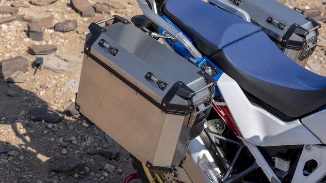 Detailný záber na bočné kufre modelu Honda Africa Twin Adventure Sports