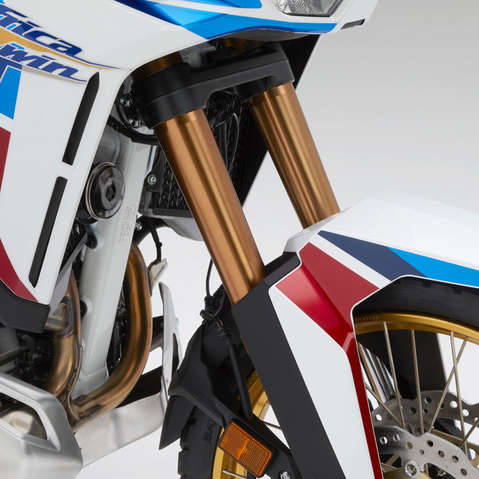 Detailný záber na predné odpruženie modelu Honda Africa Twin Adventure Sports