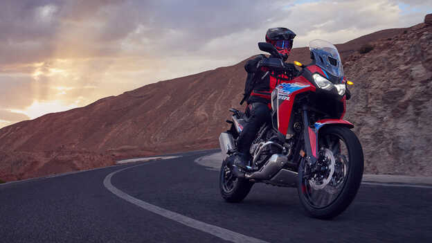 Dynamický záber na motocykel Africa Twin na ceste