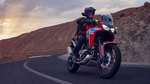 Figurant idúci na motocykli CRF1100L Africa Twin v púšti.