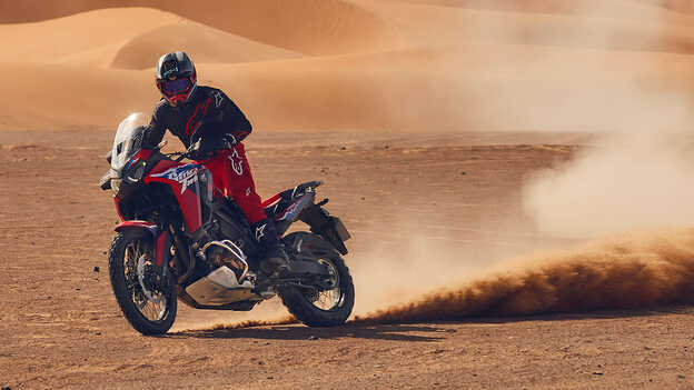 Figurant idúci na motocykli CRF1100L Africa Twin v púšti.