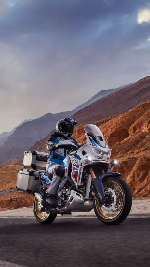 Model CRF1100 Africa Twin Adventure Sports v horskej oblasti.  