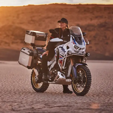 Stojaci motocykel Honda CRF1100 ATAS v teréne. 