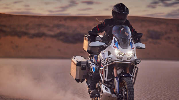 Jazdec na modeli Honda CRF1100 Africa Twin Adventure Sports v púšti.