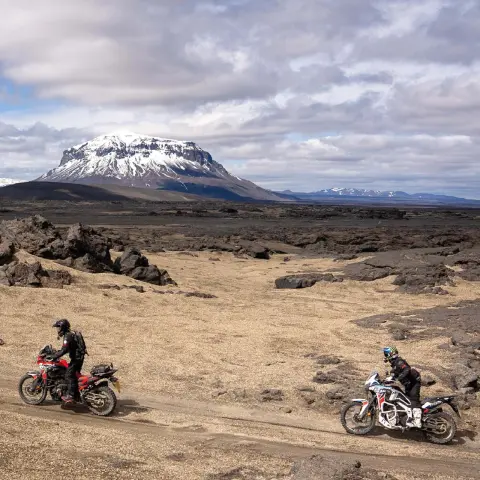 Dynamický záber modelu Africa Twin s jazdcami