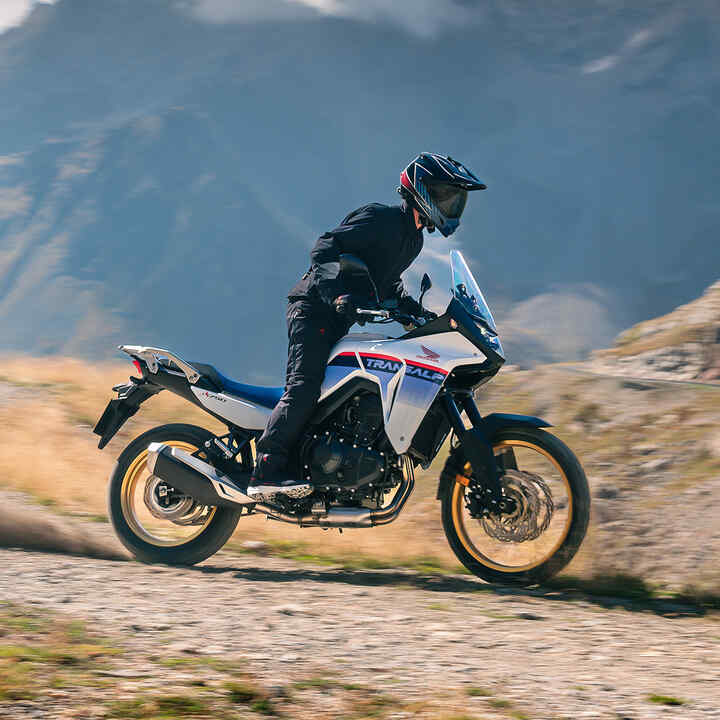 Dynamický bočný záber na model XL750 Transalp s jazdcom