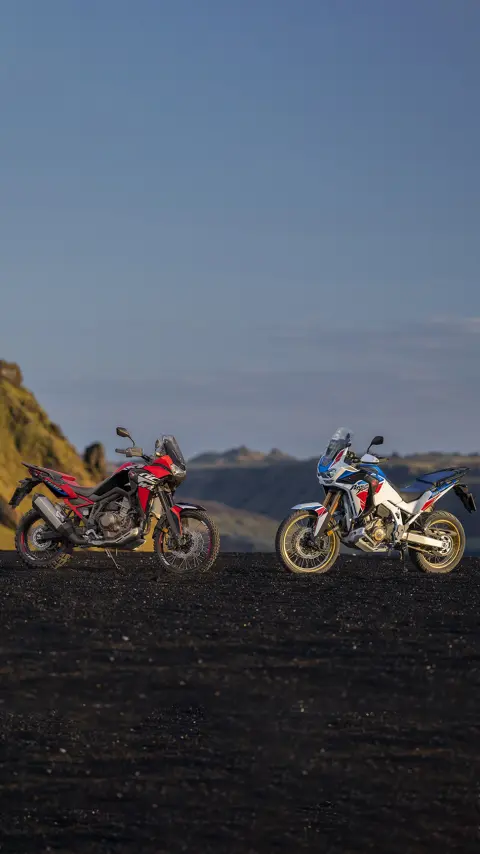 Dynamický záber modelu Africa Twin v teréne s jazdcom