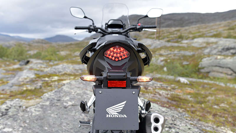 CB500X, priblížený pohľad zozadu na LED osvetlenie a smerovky