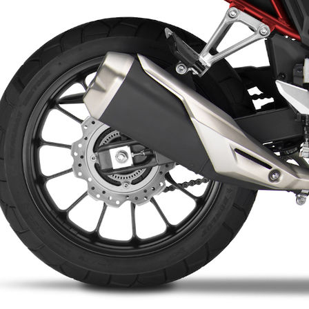 CB500X, priblížený pohľad na zadné koleso, štúdiový záber