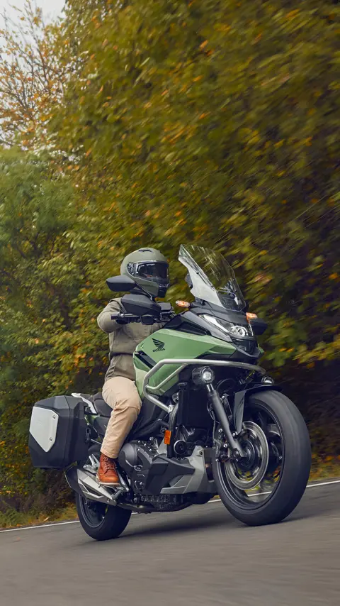 Figurant pri jazde na motocykli Honda NC750X na ulici.