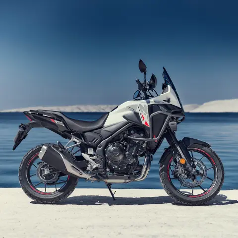 Honda NX500, bočný statický záber na pobreží