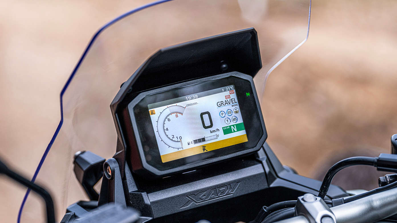 X-ADV,5-palcový displej TFT ponúkajúce možnosti pripojenia a ovládania