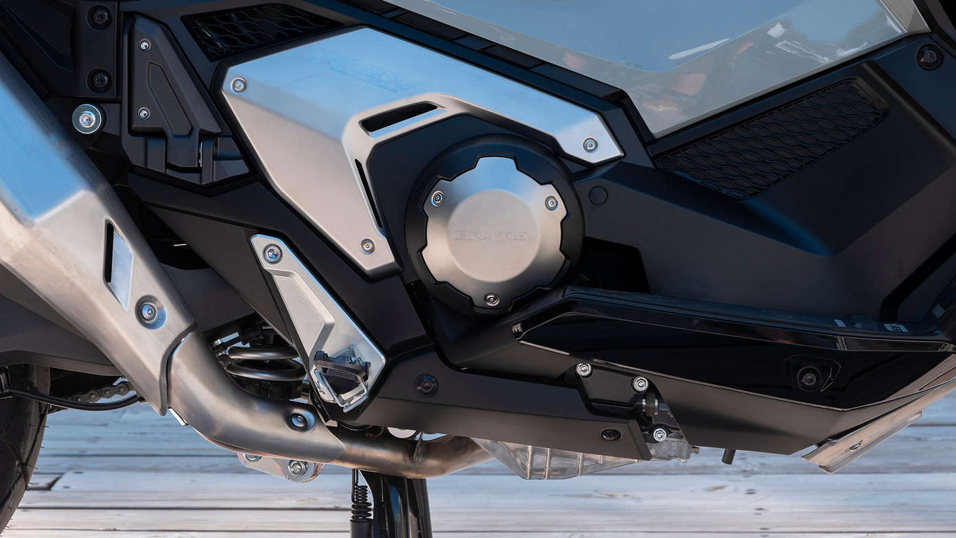X-ADV, výkonnejšie radový dvojvalcový motor s 8 ventilmi a objemom 745 cm3