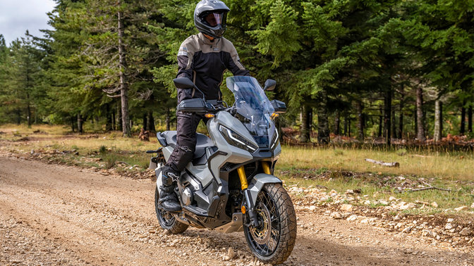 Honda X-ADV – trojštvrťový záber z pravej strany, s jazdcom, na lesnej ceste