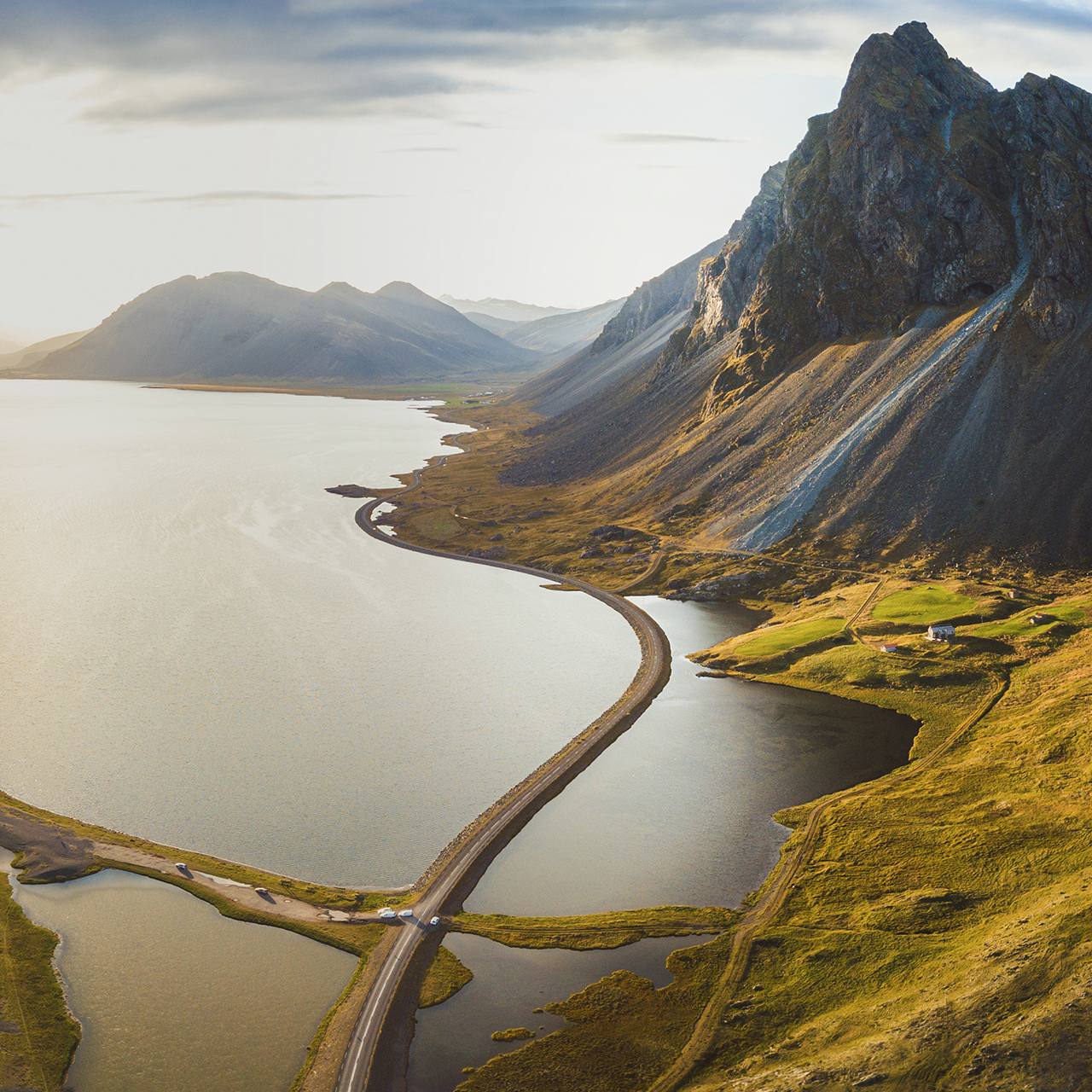 Malebná cesta na Islande, krásna príroda, panoráma z výšky, hory a pobrežia pri západe slnka