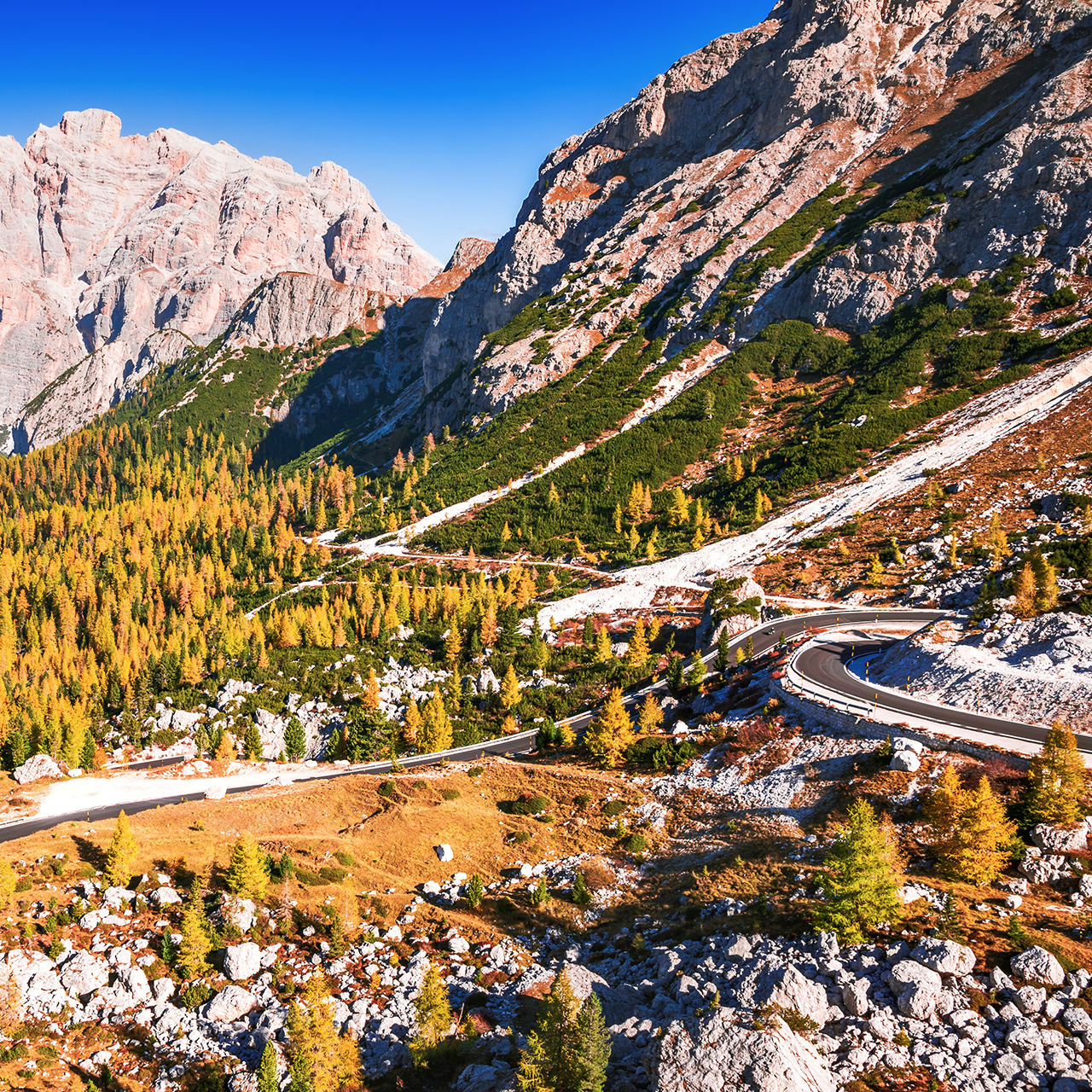 Passo Valparola, Taliansko. Pohľad na serpentíny v Tirolsku, Dolomity. Pohľad na horu Cima Cunturines (3 064 m) z Passo di Valparola na jeseň blízko Cortiny d'Ampezzo, Belluno v Taliansku
