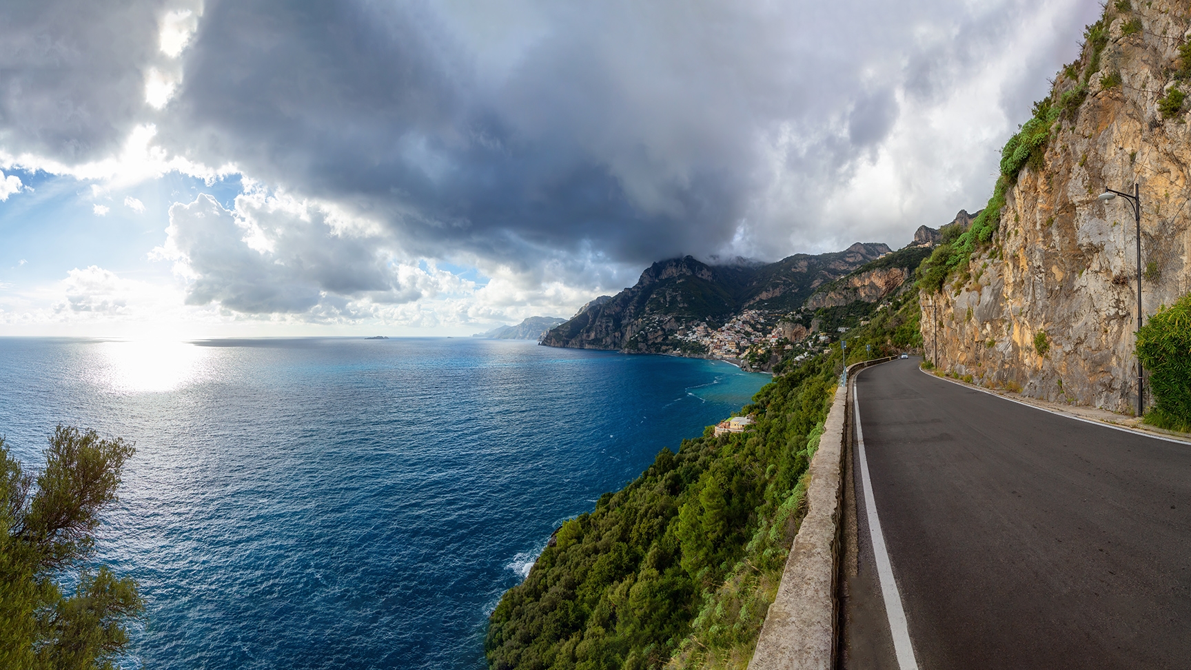 Malebná cesta skalnatými útesmi a horskou krajinou pri Tyrhénskom mori. Pobrežie Amalfi, Positano, Taliansko. Dobrodružná výprava. Úchvatný výhľad