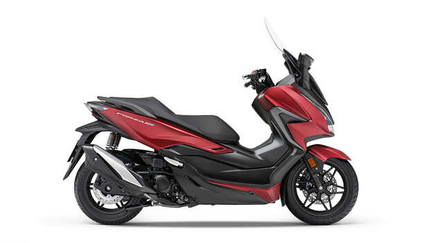 Bočný štúdiový záber na model Honda Forza 350.