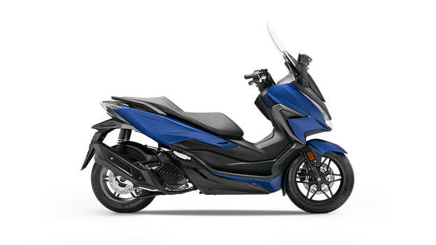 Bočný štúdiový záber na model Honda Forza 125