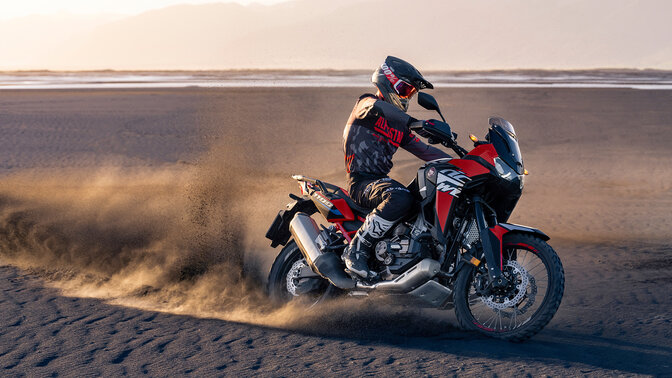Honda CRF1100L Africa Twin pri jazde púšťou. 