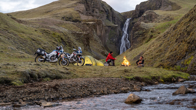 Motocykel Honda CRF1100L Africa Twin Adventure Sports zaparkovaný v kempe.